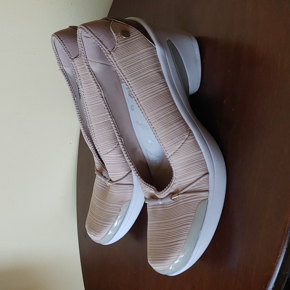 Bzees Electric Block Heel Pump Sip On beige Comfort Shoe Size 9.5 M